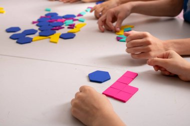 Mantık oyunu konsepti. Renkli tuğlalarla oynayan çocuklar