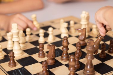 Çocuklar rekabet için ahşap satranç eğitiyorlar.