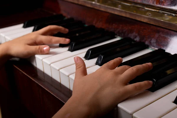 Çocuklar Piyanoya Dokunur Müzik Yapar — Stok fotoğraf