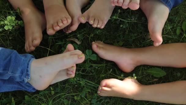 Close Bare Children Feet Children Resting Grass — Stockvideo