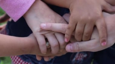 Bir sürü çocuk eli, kapat.