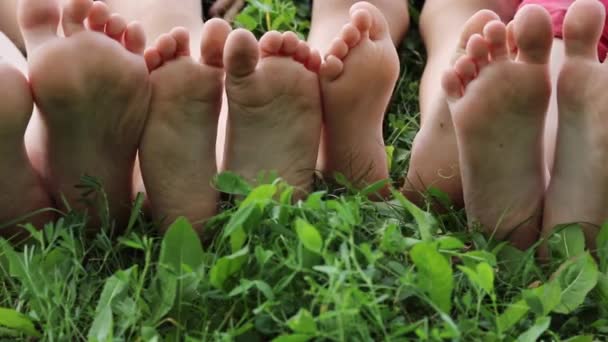 Діти Сидять Ряд Голими Ногами Траві — Стокове відео © aibekovdaniyar #491785910