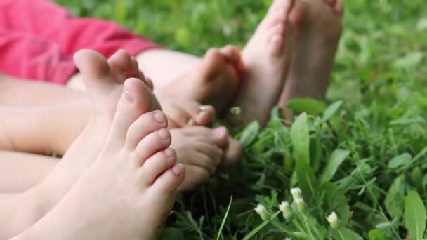 Poruszanie Gołymi Palcami Blisko Gołych Stóp Dzieci Odpoczywające Trawie — Wideo stockowe