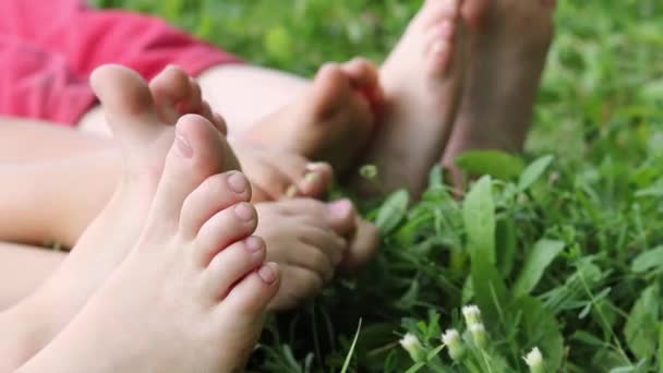 Nahaufnahme Nackter Kinderfüße Kinder Ruhen Sich Gras Aus — Stockvideo