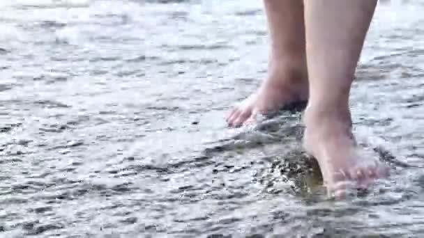 Πόδια Του Παιδιού Στέκονται Στο Νερό Μετά Βροχή — Αρχείο Βίντεο