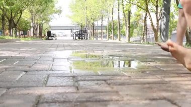 Çıplak çocukların ayaklarına yakın, yağmurdan sonra parktaki çocuklar 