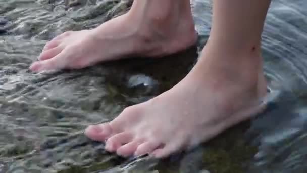 Ноги Ребенка Стоят Воде После Дождя — стоковое видео