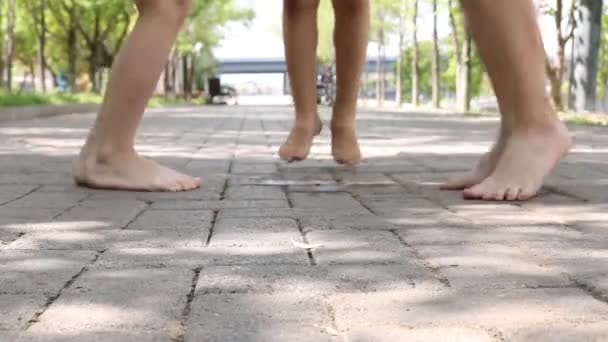 Close Bare Children Feet Kids Park Rain — Stockvideo