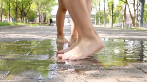 Close Bare Children Feet Kids Park Rain — стоковое видео