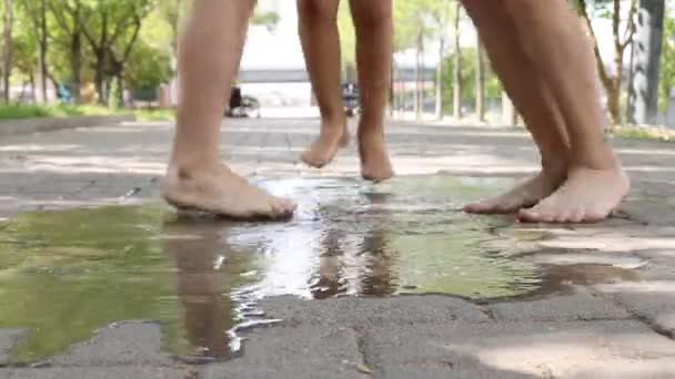 Close Bare Children Feet Kids Park Rain — Stockvideo