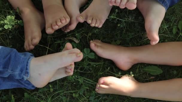 Primer Plano Los Pies Los Niños Desnudos Niños Descansando Sobre — Vídeo de stock