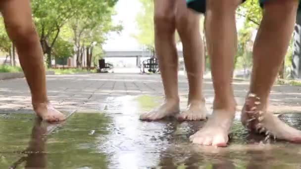 Закрыть Босые Детские Ноги Детей Парке После Дождя — стоковое видео