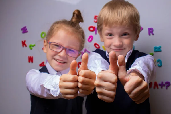 Ragazzo Ragazza Alzano Pollici Sfondo Lavagna Bianca Concetto Ritorno Scuola — Foto Stock