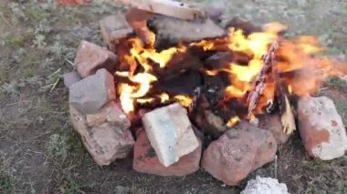 Et pişirme şenliği ateşi yakın.