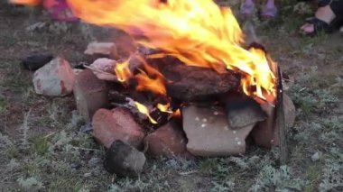 Et pişirme şenliği ateşi yakın.