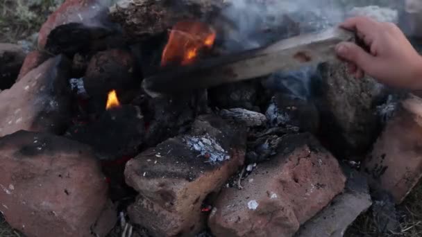 篝火中烘烤土豆的消防员 — 图库视频影像