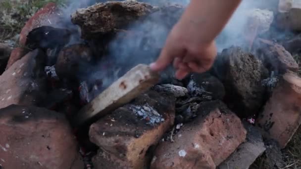 用木炭烤土豆的人 — 图库视频影像