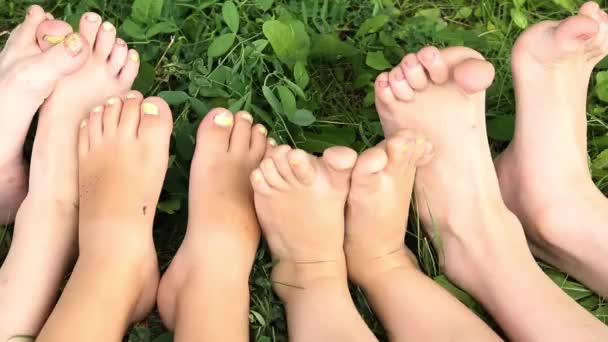 Zbliżenie Gołych Dziecięcych Stóp Dzieci Odpoczywające Trawie — Wideo stockowe