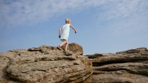 Het Kind Beklimt Stenen Stenen Zand Zichtbaar Tussen Stenen Mooie — Stockvideo
