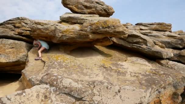 Criança Sobe Pedras Pedras Areia Visível Entre Pedras Belo Dia — Vídeo de Stock