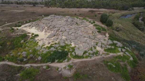 Hava Görüntüsü Düz Bozkırların Arasında Kumdaki Bir Taş Yığını — Stok video