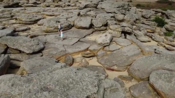 Hava Görüntüsü Anne Çocuk Yürürler Büyük Taş Yığınına Tırmanırlar Kum — Stok video