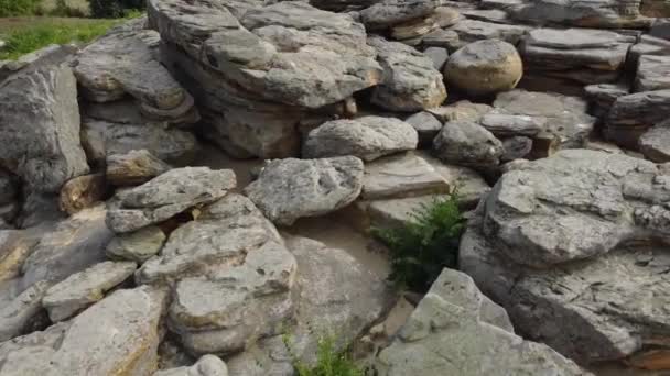 Luchtfoto Mam Kind Lopen Beklimmen Een Cluster Van Grote Stenen — Stockvideo
