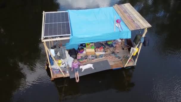 Girl Floats Makeshift Raft River Strokes Dog — Vídeo de Stock
