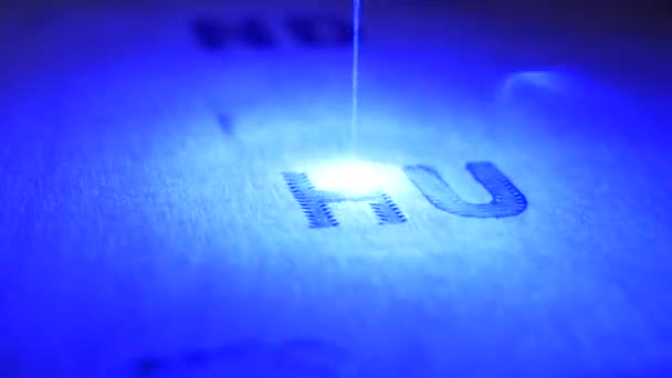 Niebieski Laser Graweruje Tekst Drewnie Sklejce Spalając Drewno — Wideo stockowe
