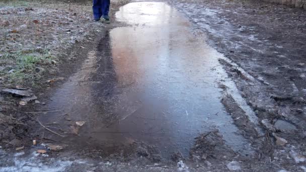 Chica Está Rodando Hielo Charco Congelado Superficie Resistente Ser Humano — Vídeos de Stock