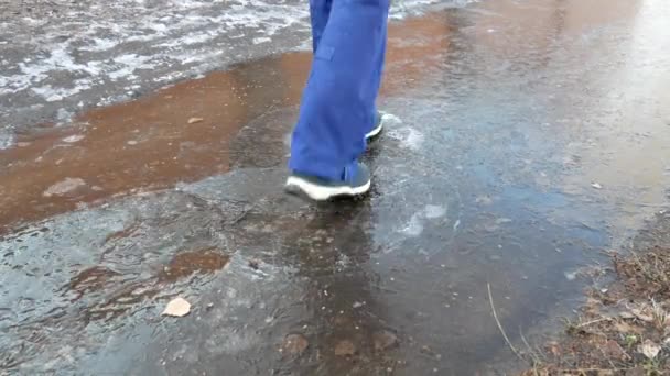 Tenký Led Praskne Pod Nohama Dívky Kráčející Zamrzlé Louži Voda — Stock video