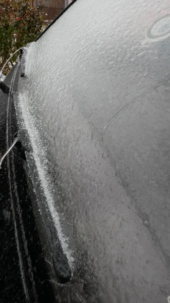 Gefrorene Autoscheibe Mit Eis Und Schnee Verstopfte Scheibenwischer Folgen Von — Stockfoto