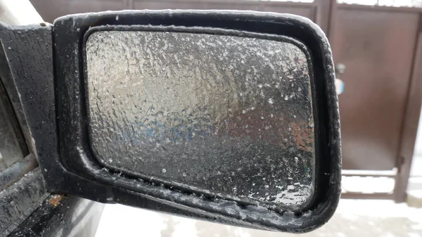Gefrorener Rückspiegel Des Autos Mit Eis Folgen Von Regen Und — Stockfoto