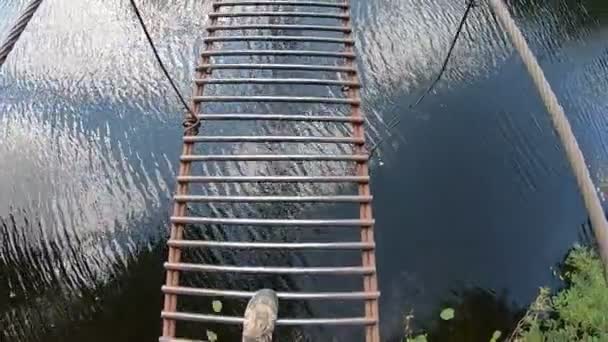 Traversant Pont Suspendu Qui Est Fait Tubes Minces Travers Lequel — Video