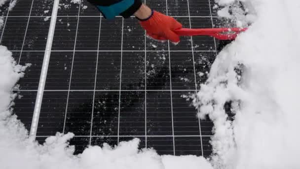 太陽電池パネルから雪を取り除く 雪の下の太陽の要素 降水量はエネルギー生産の効率を低下させる 冬には雪のパネルをきれいにする必要があります — ストック動画