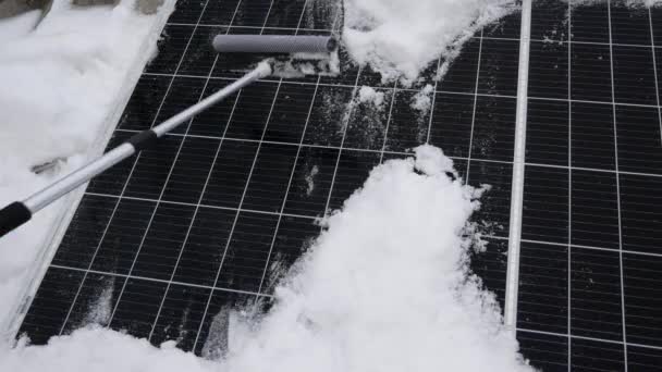 Schnee Von Der Solarzelle Entfernen Das Sonnenelement Unter Dem Schnee — Stockvideo