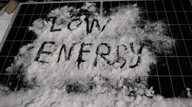 Karda düşük enerjili güneş paneli. Yağış güneş pillerinden elektrik üretimini azaltır