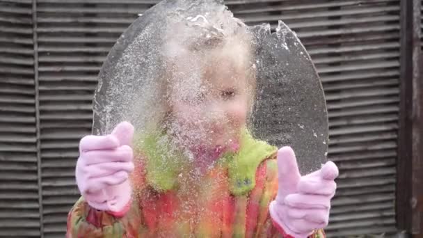 Dívka Zkoumá Bubliny Ledové Kře Kterou Drží Rukou Rukavicích — Stock video