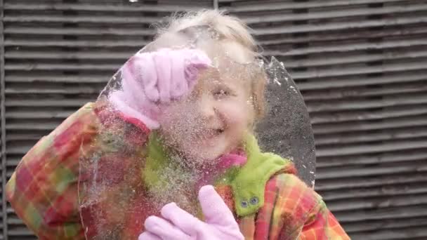 Dívka Snaží Udělat Díru Ledové Kry Upustí — Stock video