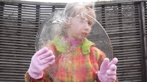 Une Fille Examine Les Fissures Dans Morceau Glace Transparente Elle — Video