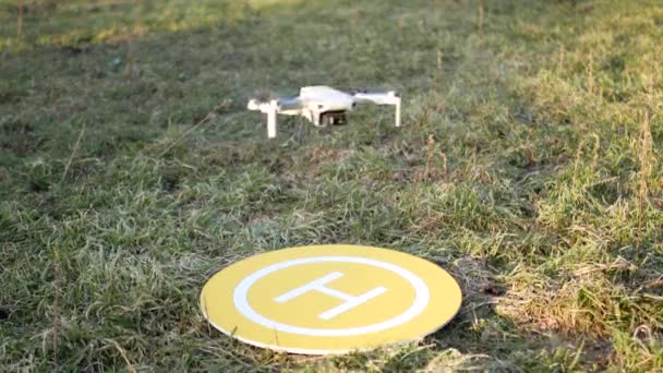 Drone Quadcopter Atterrit Sur Plate Forme Jaune Atterrissage Dans Herbe — Video