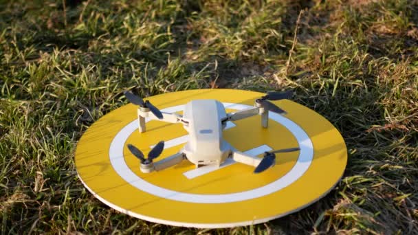 Drone Quadcopter Börjar Från Gul Plattform Innan Start Slå Och — Stockvideo