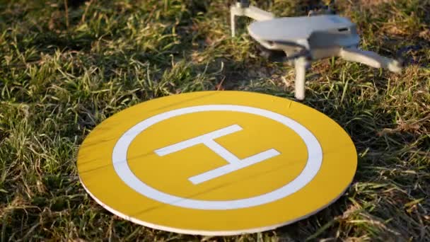 Quadricottero Drone Atterra Sulla Piattaforma Gialla Posto Atterraggio Nell Erba — Video Stock