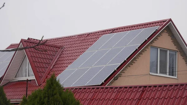 曇りの日に家の屋根の上の太陽光パネル ストックフォト