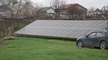 Çayırdaki çimenli güneş paneli. Yeşil alternatif enerji