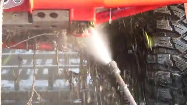 Lavar Vehículo Todoterreno Suciedad Polvo Escombros Utilizando Una Lavadora Alta — Vídeos de Stock