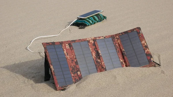 Ein Solarmodul Lädt Ein Smartphone Einer Sandwüste — Stockfoto