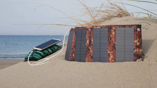 Das Solarpanel Lädt Das Smartphone Sand Vor Dem Hintergrund Des — Stockfoto