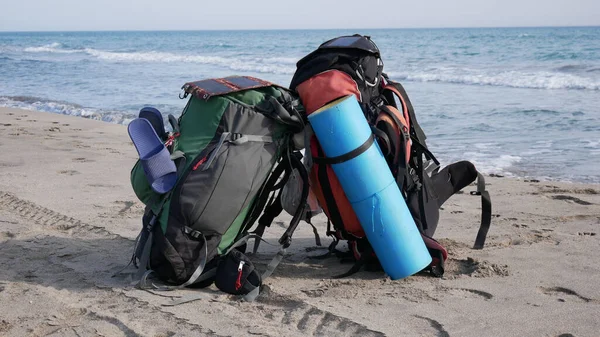 海岸有两个装有太阳能电池板的旅游背包 图库图片