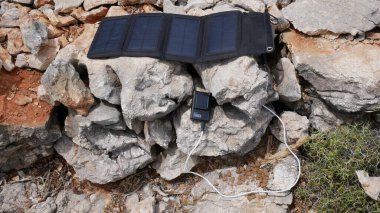 Güneş paneli kameranın pilini şarj ediyor.